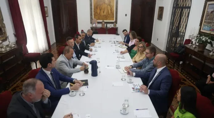 Santa Catarina amplia protocolo e garante antídoto na rede pública contra intoxicação por metanol Governador Jorginho Mello em reunião com equipe para discutir medidas de prevenção e combate a casos de intoxicação por bebidas adulteradas com metanol.