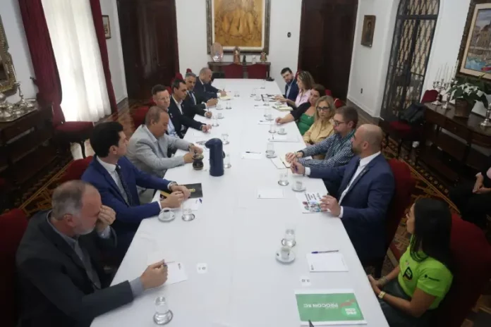 Governador Jorginho Mello em reunião com equipe para discutir medidas de prevenção e combate a casos de intoxicação por bebidas adulteradas com metanol.