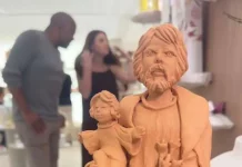 Escultura de barro feita por artesãos da Escola de Oleiros Joaquim Antônio de Medeiros exposta na CASACOR Santa Catarina, representando a tradição da cerâmica de São José. A imagem ilustra a presença da arte josefense no evento.
