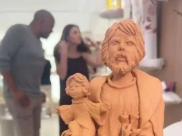 Escultura de barro feita por artesãos da Escola de Oleiros Joaquim Antônio de Medeiros exposta na CASACOR Santa Catarina, representando a tradição da cerâmica de São José. A imagem ilustra a presença da arte josefense no evento.