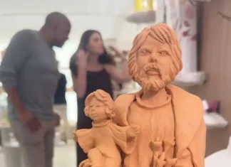 Escultura de barro feita por artesãos da Escola de Oleiros Joaquim Antônio de Medeiros exposta na CASACOR Santa Catarina, representando a tradição da cerâmica de São José. A imagem ilustra a presença da arte josefense no evento.