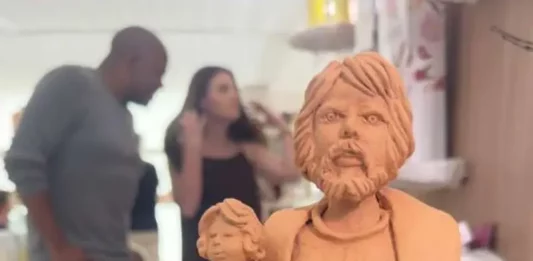 Escultura de barro feita por artesãos da Escola de Oleiros Joaquim Antônio de Medeiros exposta na CASACOR Santa Catarina, representando a tradição da cerâmica de São José. A imagem ilustra a presença da arte josefense no evento.