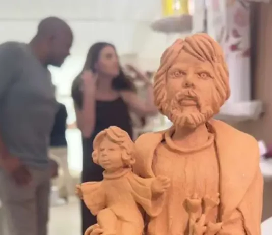 Escultura de barro feita por artesãos da Escola de Oleiros Joaquim Antônio de Medeiros exposta na CASACOR Santa Catarina, representando a tradição da cerâmica de São José. A imagem ilustra a presença da arte josefense no evento.