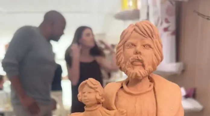 Cerâmica de São José brilha na CASACOR Santa Catarina Escultura de barro feita por artesãos da Escola de Oleiros Joaquim Antônio de Medeiros exposta na CASACOR Santa Catarina, representando a tradição da cerâmica de São José. A imagem ilustra a presença da arte josefense no evento.