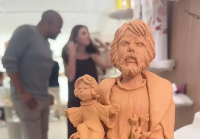 Escultura de barro feita por artesãos da Escola de Oleiros Joaquim Antônio de Medeiros exposta na CASACOR Santa Catarina, representando a tradição da cerâmica de São José. A imagem ilustra a presença da arte josefense no evento.