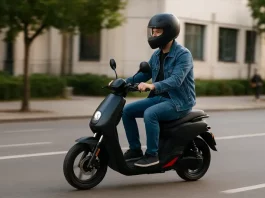 São José se prepara para novas regras de uso de ciclomotores que entram em vigor em 2026 Rapaz conduz ciclomotor pela cidade usando capacete, ilustrando a importância das novas regras de uso de ciclomotores no trânsito.