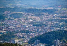 Governo de SC abre inscrições para o programa Cidades do Futuro com PPPs sem custo para prefeituras Vista aérea de área urbana em Santa Catarina, ilustrando o objetivo do programa Cidades do Futuro de apoiar municípios na modernização e desenvolvimento de cidades inteligentes.