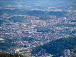 Governo de SC abre inscrições para o programa Cidades do Futuro com PPPs sem custo para prefeituras Vista aérea de área urbana em Santa Catarina, ilustrando o objetivo do programa Cidades do Futuro de apoiar municípios na modernização e desenvolvimento de cidades inteligentes.