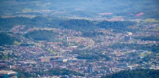 Vista aérea de área urbana em Santa Catarina, ilustrando o objetivo do programa Cidades do Futuro de apoiar municípios na modernização e desenvolvimento de cidades inteligentes.