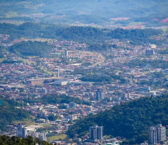Governo de SC abre inscrições para o programa Cidades do Futuro com PPPs sem custo para prefeituras Vista aérea de área urbana em Santa Catarina, ilustrando o objetivo do programa Cidades do Futuro de apoiar municípios na modernização e desenvolvimento de cidades inteligentes.