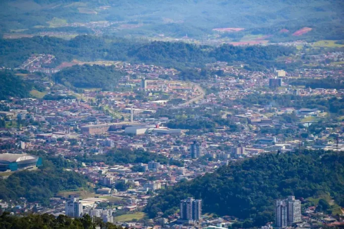 cidades do futuro Vista aérea de área urbana em Santa Catarina, ilustrando o objetivo do programa Cidades do Futuro de apoiar municípios na modernização e desenvolvimento de cidades inteligentes.