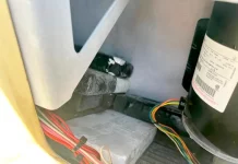 Tabletes de cocaína escondidos dentro da máquina refrigeradora de um contêiner, apreendidos pela Receita Federal em operação no porto de Itajaí e Navegantes.