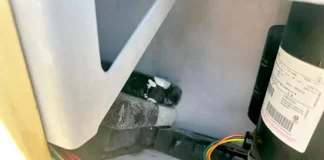 Tabletes de cocaína escondidos dentro da máquina refrigeradora de um contêiner, apreendidos pela Receita Federal em operação no porto de Itajaí e Navegantes.