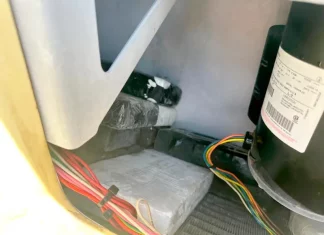Tabletes de cocaína escondidos dentro da máquina refrigeradora de um contêiner, apreendidos pela Receita Federal em operação no porto de Itajaí e Navegantes.