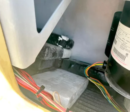 Tabletes de cocaína escondidos dentro da máquina refrigeradora de um contêiner, apreendidos pela Receita Federal em operação no porto de Itajaí e Navegantes.