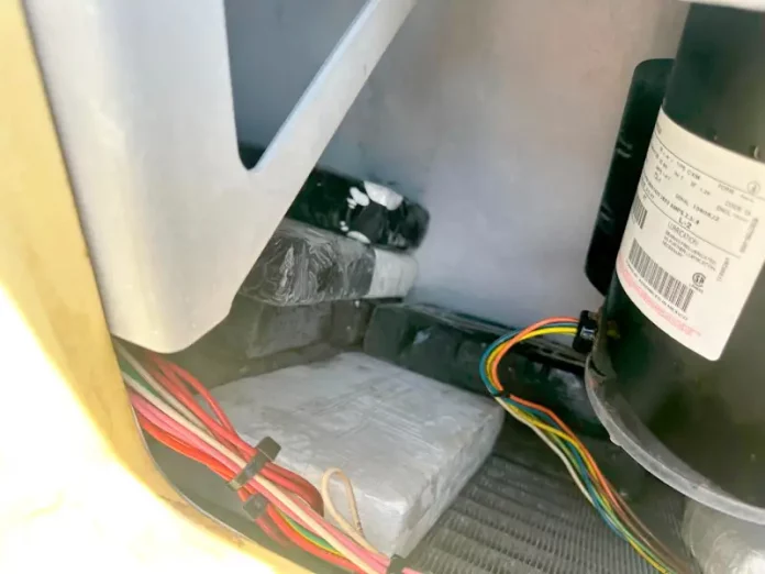 Tabletes de cocaína escondidos dentro da máquina refrigeradora de um contêiner, apreendidos pela Receita Federal em operação no porto de Itajaí e Navegantes.