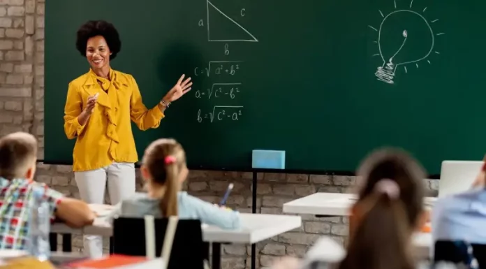 Prefeitura de São José aplica provas do Processo Seletivo na Educação neste domingo (19/10) Professora em sala de aula diante do quadro com questões de matemática, olhando para os alunos. A imagem ilustra o processo seletivo para professores da rede municipal de São José.