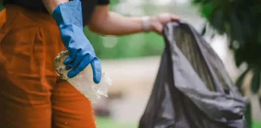 Dengue: Santa Catarina se mobiliza com ações de enfrentamento ao Aedes aegypti Homem recolhendo um pedaço de plástico com água parada para eliminar possíveis criadouros do mosquito Aedes aegypti e focos de dengue.