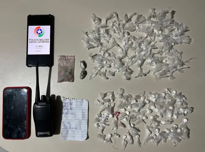 drogas apreendidas de um adolescente em operação da Polícia Militar no Saco Grande, Florianópolis.