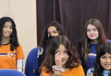 Alunas em sala de aula, representando o ambiente escolar onde será realizada a escolha dos diretores das escolas e creches da rede municipal de Florianópolis.