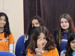Alunas em sala de aula, representando o ambiente escolar onde será realizada a escolha dos diretores das escolas e creches da rede municipal de Florianópolis.
