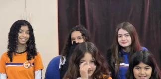 Alunas em sala de aula, representando o ambiente escolar onde será realizada a escolha dos diretores das escolas e creches da rede municipal de Florianópolis.