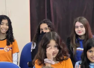 Alunas em sala de aula, representando o ambiente escolar onde será realizada a escolha dos diretores das escolas e creches da rede municipal de Florianópolis.