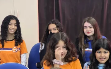 Alunas em sala de aula, representando o ambiente escolar onde será realizada a escolha dos diretores das escolas e creches da rede municipal de Florianópolis.