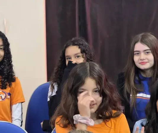 Alunas em sala de aula, representando o ambiente escolar onde será realizada a escolha dos diretores das escolas e creches da rede municipal de Florianópolis.
