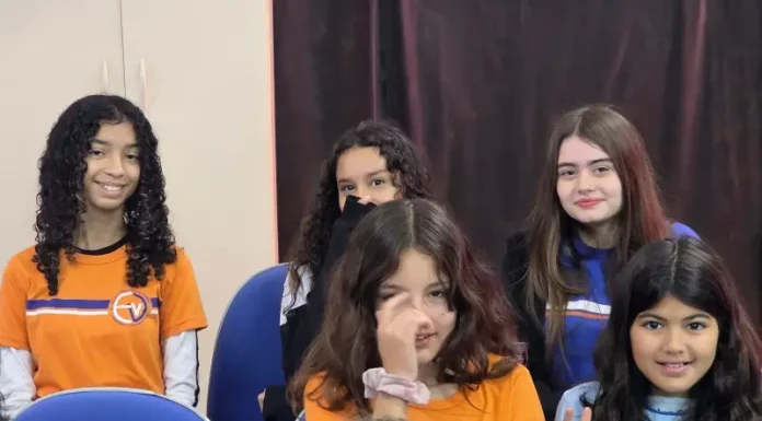 Prefeitura de Florianópolis fará eleição de diretores de escolas e creches Alunas em sala de aula, representando o ambiente escolar onde será realizada a escolha dos diretores das escolas e creches da rede municipal de Florianópolis.