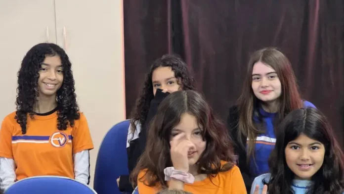 Alunas em sala de aula, representando o ambiente escolar onde será realizada a escolha dos diretores das escolas e creches da rede municipal de Florianópolis.