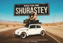 Santa Catarina será cenário principal do filme “Minha Vida com Shurastey” Cena promocional do filme “Minha Vida com Shurastey”, mostrando um homem e seu cachorro sobre um fusca branco em uma estrada desértica, sob uma placa com o título do longa. A imagem é usada para divulgar a produção inspirada na história real de Jesse Kozechen e seu cão Shurastey.