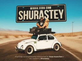 Cena promocional do filme “Minha Vida com Shurastey”, mostrando um homem e seu cachorro sobre um fusca branco em uma estrada desértica, sob uma placa com o título do longa. A imagem é usada para divulgar a produção inspirada na história real de Jesse Kozechen e seu cão Shurastey.