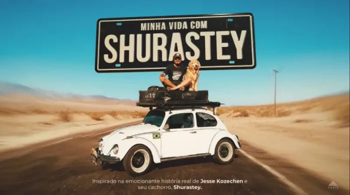 filme Minha Vida com Shurastey Cena promocional do filme “Minha Vida com Shurastey”, mostrando um homem e seu cachorro sobre um fusca branco em uma estrada desértica, sob uma placa com o título do longa. A imagem é usada para divulgar a produção inspirada na história real de Jesse Kozechen e seu cão Shurastey.