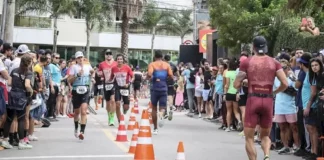 Atletas do Ironman 70.3 correndo em Florianópolis, com alterações no trânsito durante a prova.