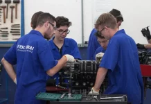 Jovens aprendizes em ambiente de trabalho, ilustrando oportunidades de educação e emprego no estado.