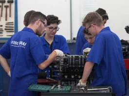 Jovens aprendizes em ambiente de trabalho, ilustrando oportunidades de educação e emprego no estado.