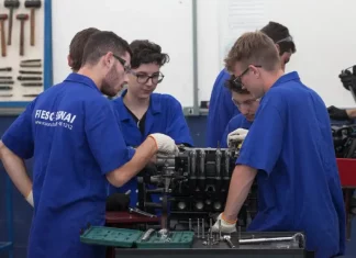Santa Catarina é o segundo estado que mais contrata jovens aprendizes Jovens aprendizes em ambiente de trabalho, ilustrando oportunidades de educação e emprego no estado.