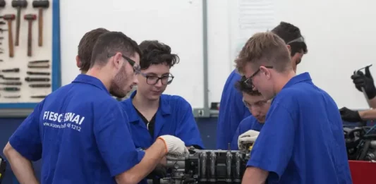 Santa Catarina é o segundo estado que mais contrata jovens aprendizes Jovens aprendizes em ambiente de trabalho, ilustrando oportunidades de educação e emprego no estado.