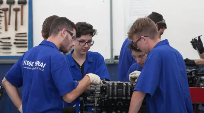 Santa Catarina é o segundo estado que mais contrata jovens aprendizes Jovens aprendizes em ambiente de trabalho, ilustrando oportunidades de educação e emprego no estado.