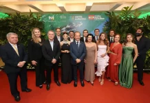 Foto do governador, autoridades e elenco da novela posando juntos durante a cerimônia de lançamento oficial da novela “Terra Forte” em Santa Catarina.