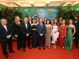 Foto do governador, autoridades e elenco da novela posando juntos durante a cerimônia de lançamento oficial da novela “Terra Forte” em Santa Catarina.