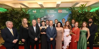 Foto do governador, autoridades e elenco da novela posando juntos durante a cerimônia de lançamento oficial da novela “Terra Forte” em Santa Catarina.