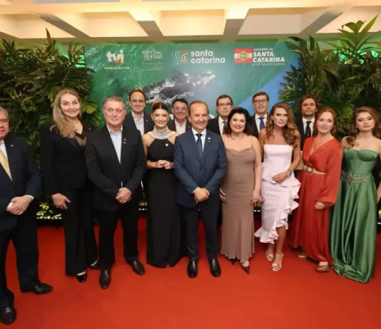 Foto do governador, autoridades e elenco da novela posando juntos durante a cerimônia de lançamento oficial da novela “Terra Forte” em Santa Catarina.
