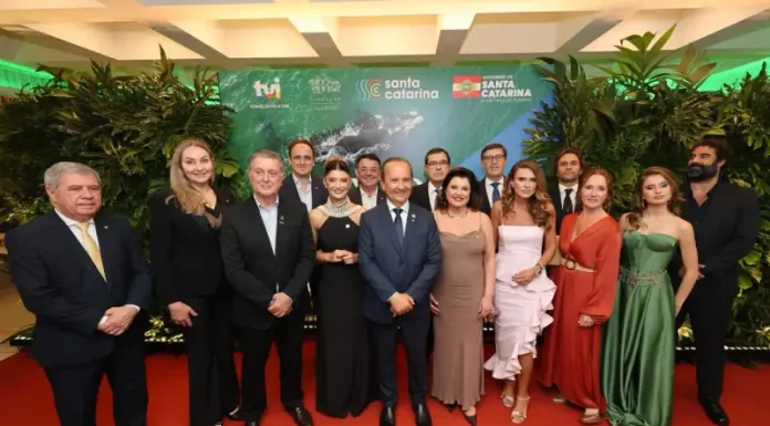 Novela portuguesa Terra Forte, gravada em Santa Catarina, estreia em outubro e projeta o estado no cenário internacional Foto do governador, autoridades e elenco da novela posando juntos durante a cerimônia de lançamento oficial da novela “Terra Forte” em Santa Catarina.
