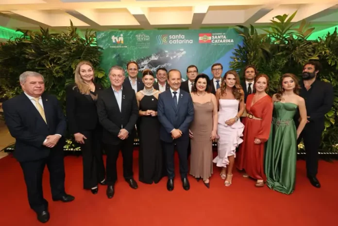 Foto do governador, autoridades e elenco da novela posando juntos durante a cerimônia de lançamento oficial da novela “Terra Forte” em Santa Catarina.
