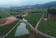 Foto mostrando a nova linha de transmissão de 30,4 km com 56 torres metálicas e 63 postes de metal ou concreto, operando em alta tensão de 138 kV.