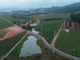 Cooperativas de energia elétrica inauguram nova linha de transmissão que vai beneficiar mais de 25 mil consumidores em Braço do Norte e São Ludgero Foto mostrando a nova linha de transmissão de 30,4 km com 56 torres metálicas e 63 postes de metal ou concreto, operando em alta tensão de 138 kV.