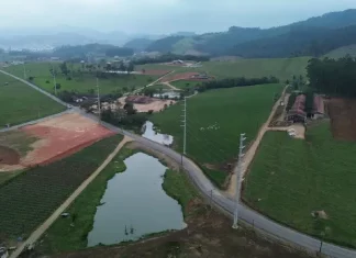 Foto mostrando a nova linha de transmissão de 30,4 km com 56 torres metálicas e 63 postes de metal ou concreto, operando em alta tensão de 138 kV.