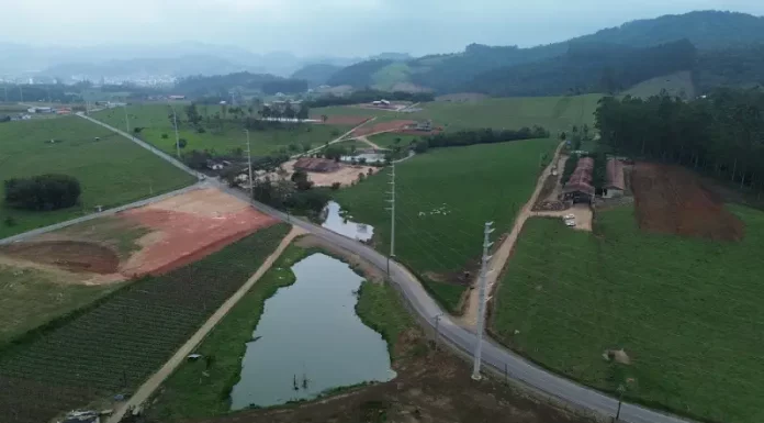 Foto mostrando a nova linha de transmissão de 30,4 km com 56 torres metálicas e 63 postes de metal ou concreto, operando em alta tensão de 138 kV.